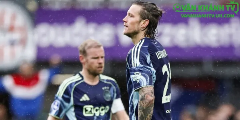 Ajax đang chật vật tại Eredivisie với vị trí thứ 4 và chỉ giành được 16 điểm sau 9 vòng đấu